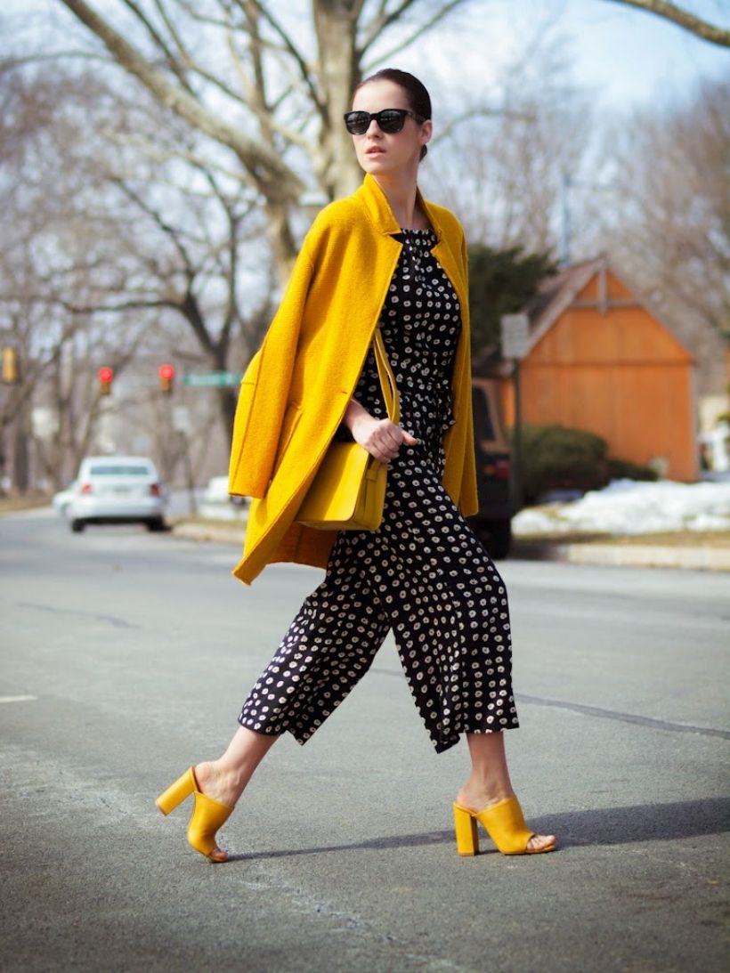 Street style-поради: з чим носити мюлі в цьому сезоні - фото 388070