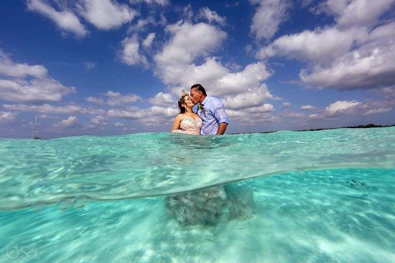 Закохані влаштували весілля прямо у воді, і це справді схоже на мультик 'Русалонька' - фото 387095