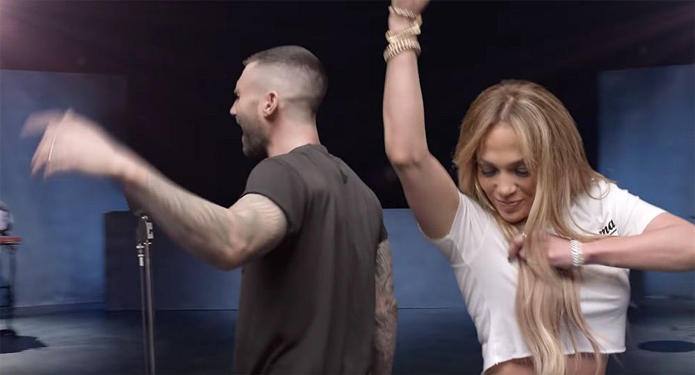 В новом клипе Maroon 5 снялись Джей Ло, Рита Ора, Галь Гадот и другие мировые звезды - фото 387001