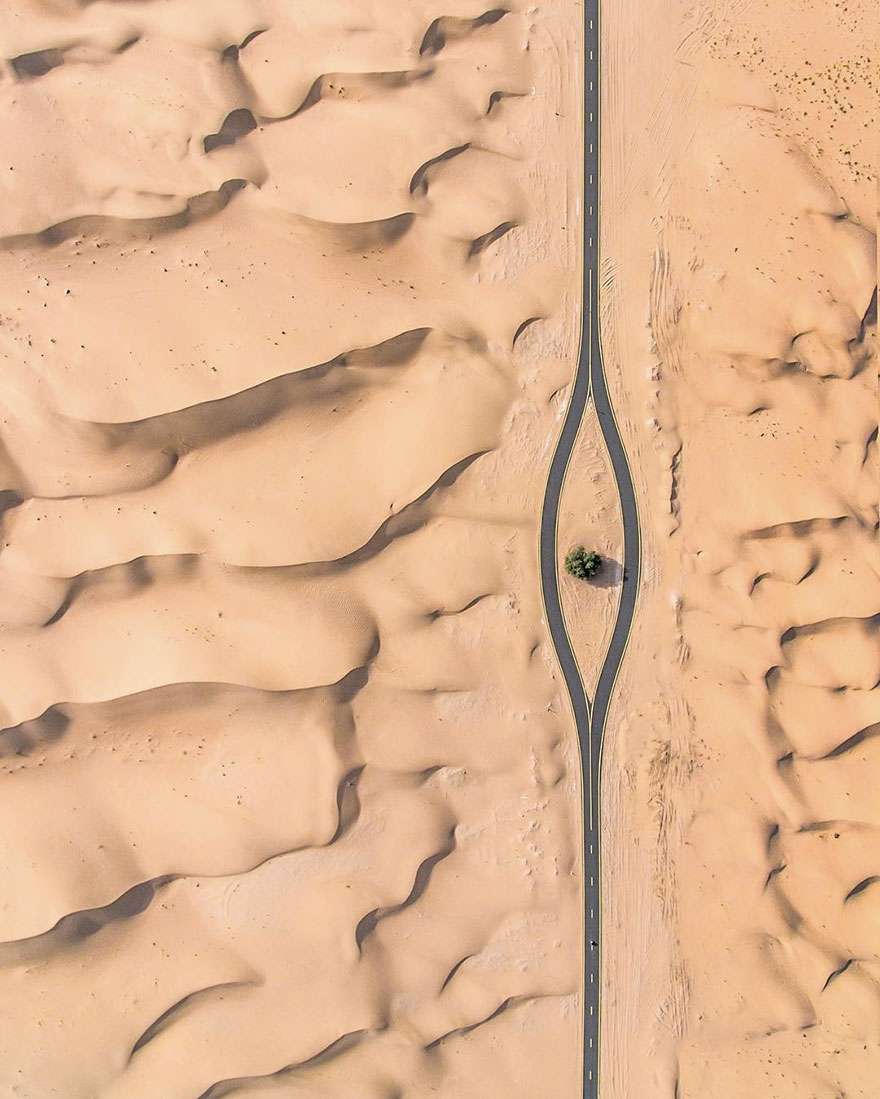 Уникальные фото Арабских Эмиратов с высоты показывают, как пустыня захватывает все вокруг - фото 388639