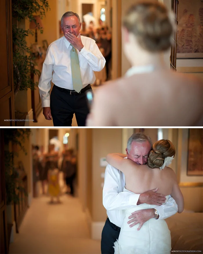 Как мило: эмоциональные фото, на которых отцы впервые видят дочерей в свадебных платьях - фото 390016