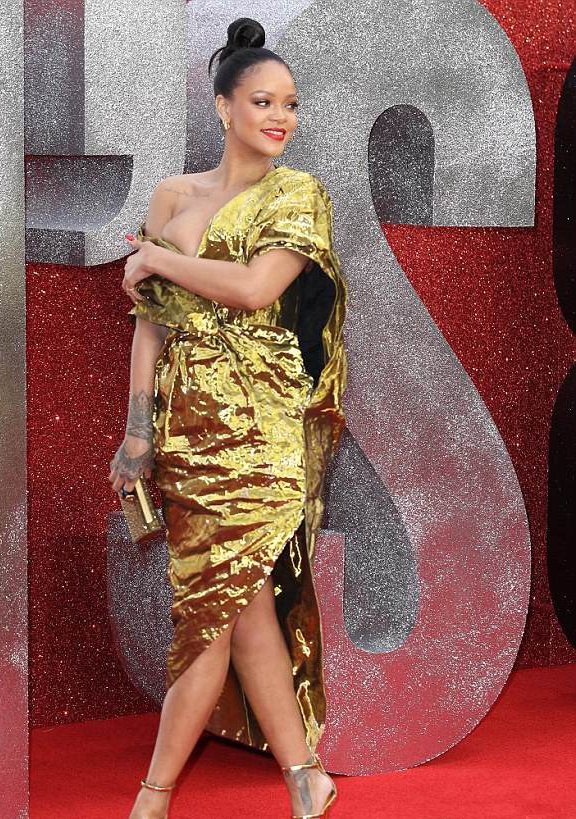 Сексуальное платье Рианны коварно обнажило ее грудь на премьере фильма в Лондоне - фото 389147