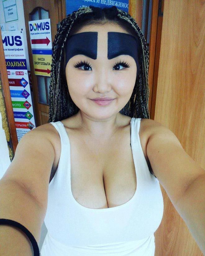 Девушка стала известной благодаря своим бровям - они у нее закрывают пол-лица - 389559 Девушка стала известной благодаря своим бровям - они у нее закрывают пол-лица - фото 389559