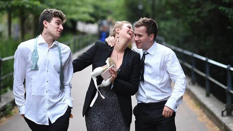 П'янота: як буйні студенти Кембриджу відсвяткували здачу іспитів - фото 390223