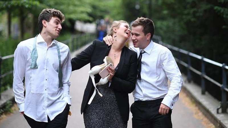 Пьянота: как буйные студенты Кембриджа отпраздновали сдачу экзаменов - фото 390223