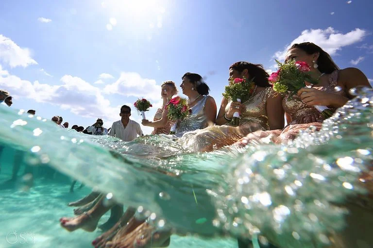 Влюбленные устроили свадьбу прямо в воде, и это действительно похоже на мультик 'Русалочка - фото 387093