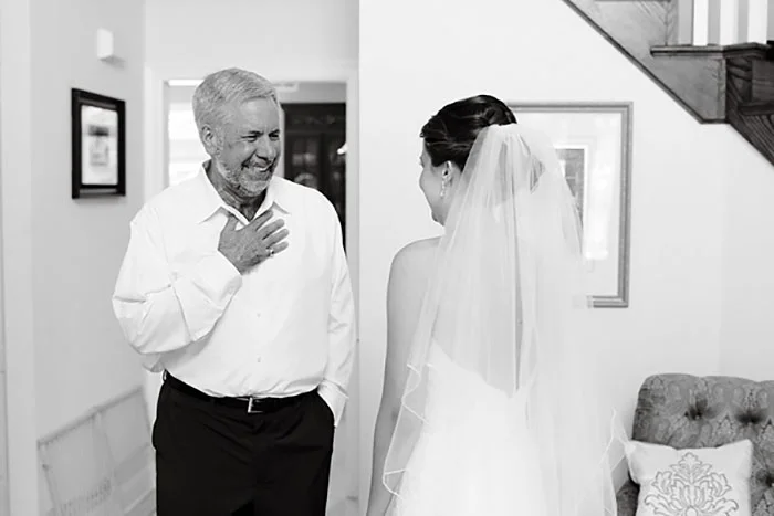 Как мило: эмоциональные фото, на которых отцы впервые видят дочерей в свадебных платьях - фото 390004