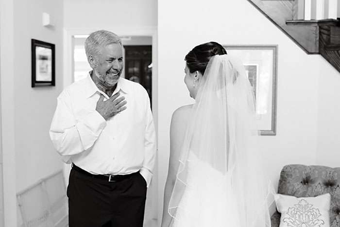 Як це мило: емоційні фото, на яких татусі вперше бачать доньок у весільних сукнях - фото 390004