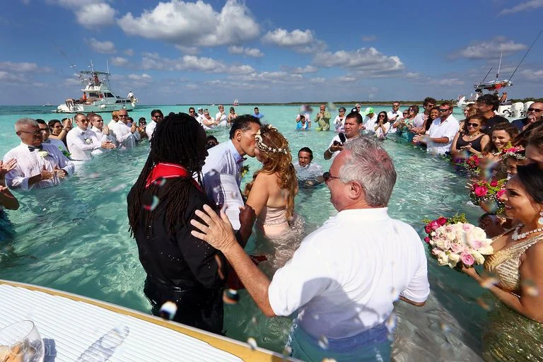 Влюбленные устроили свадьбу прямо в воде, и это действительно похоже на мультик 'Русалочка - фото 387096