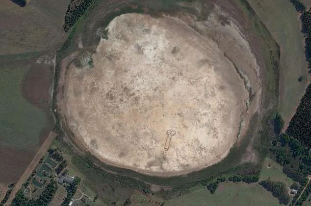 Шутка-минутка: этот огромный пенис видно прямо из космоса - фото 391080