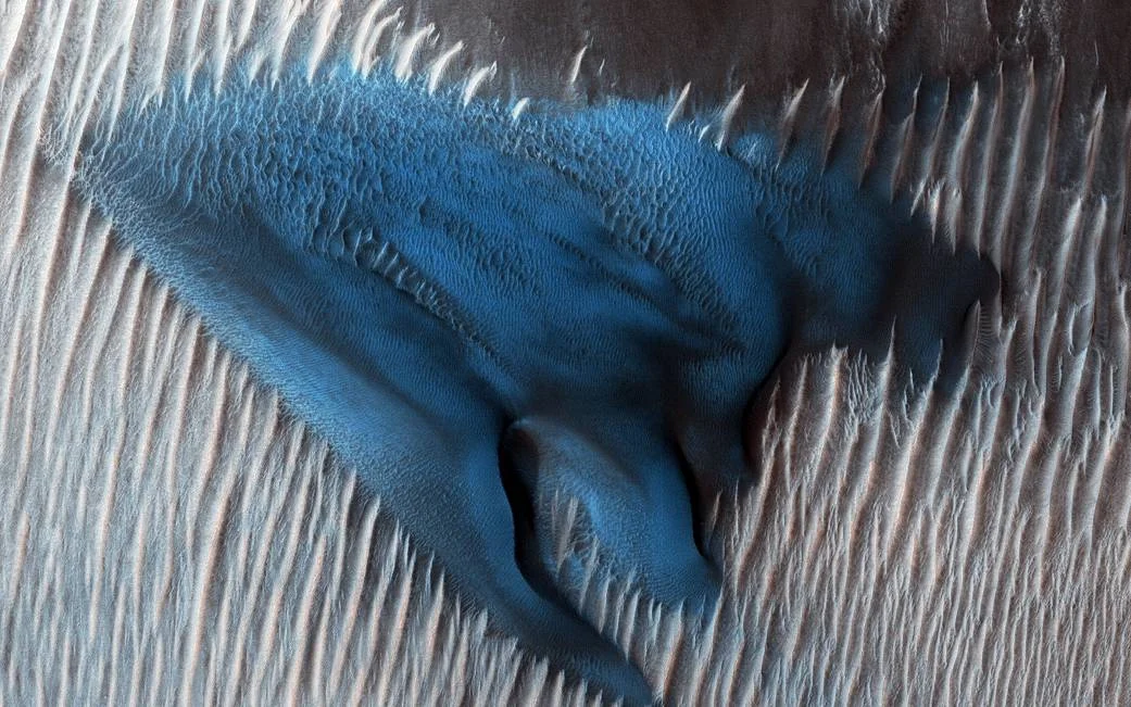 NASA опубликовало загадочный снимок с поверхности Марса - фото 390437