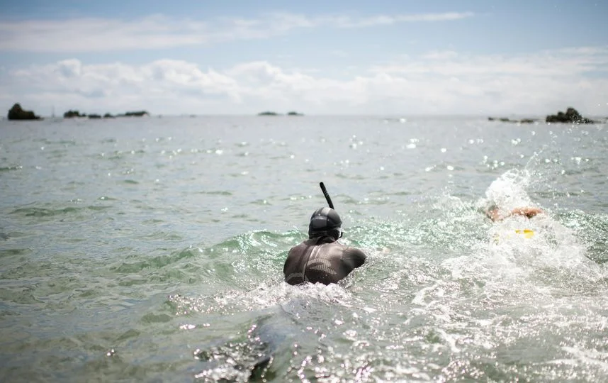 Человек-амфибия: французский пловец начал первым в истории переплывать Тихий океан - фото 387821