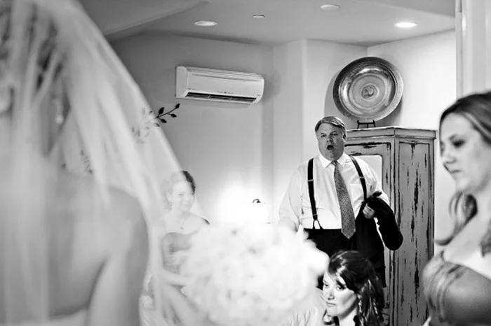 Как мило: эмоциональные фото, на которых отцы впервые видят дочерей в свадебных платьях - фото 390007