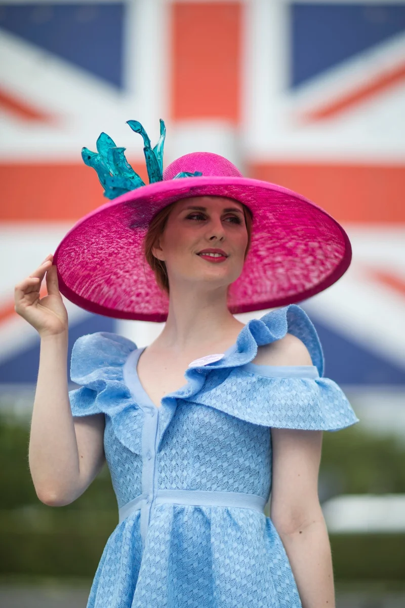 Royal Ascot 2018: впечатляющие и эпатажные шляпки на Королевских скачках - фото 390215