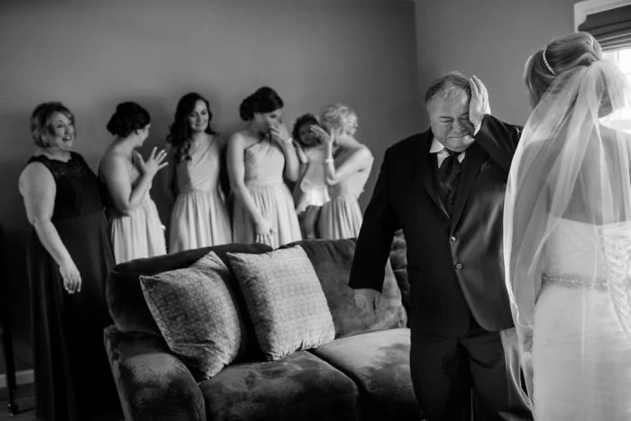 Как мило: эмоциональные фото, на которых отцы впервые видят дочерей в свадебных платьях - фото 389996
