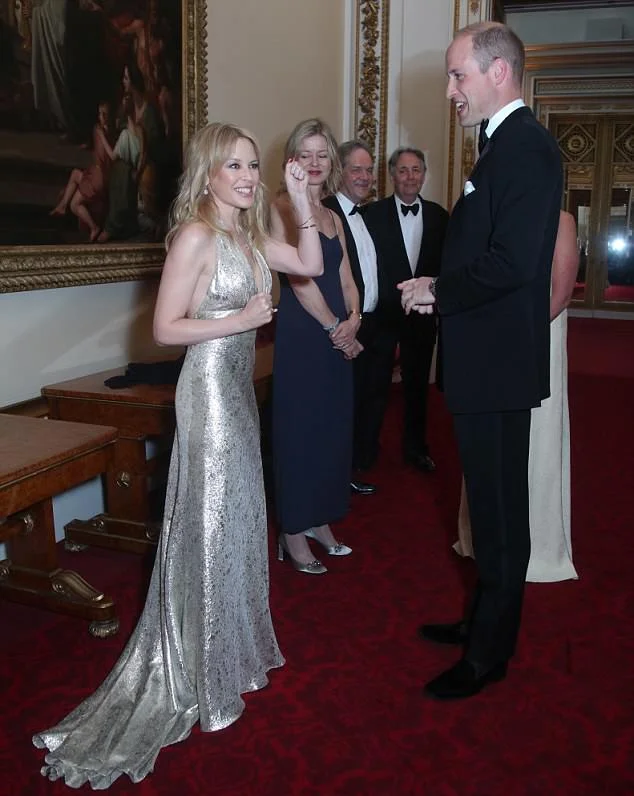 Кайли Миноуг потусила с принцем Уильямом в Букингемском дворце - фото 389254