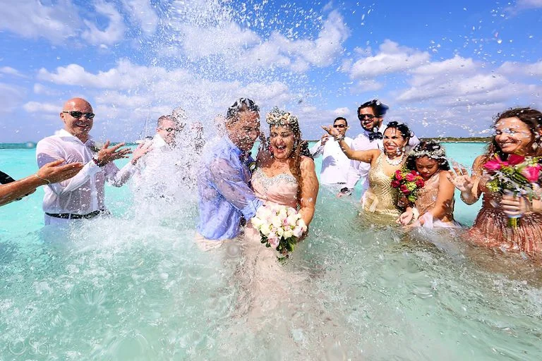 Влюбленные устроили свадьбу прямо в воде, и это действительно похоже на мультик 'Русалочка - фото 387098