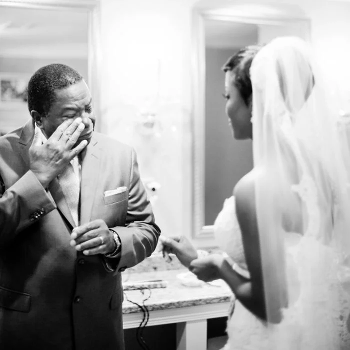 Как мило: эмоциональные фото, на которых отцы впервые видят дочерей в свадебных платьях - фото 390006