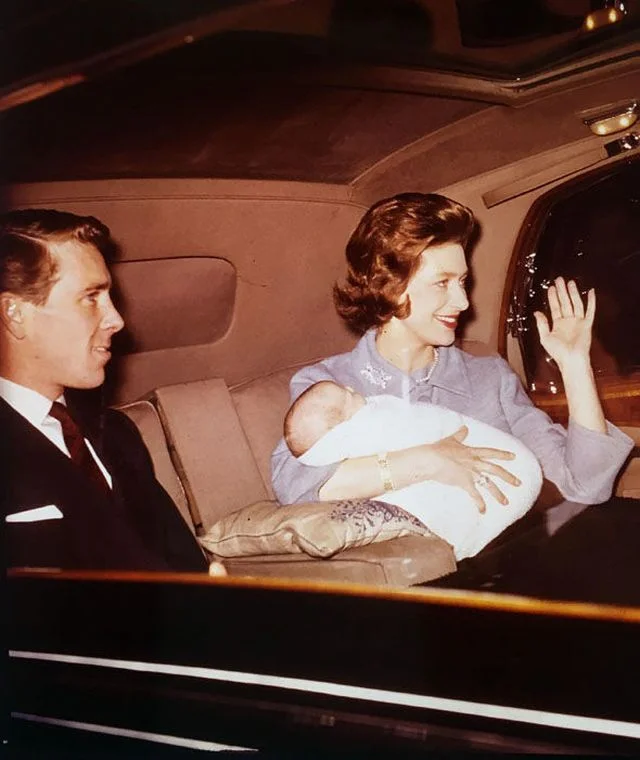В сети появились редкие архивные фото из жизни королевской семьи - фото 388191