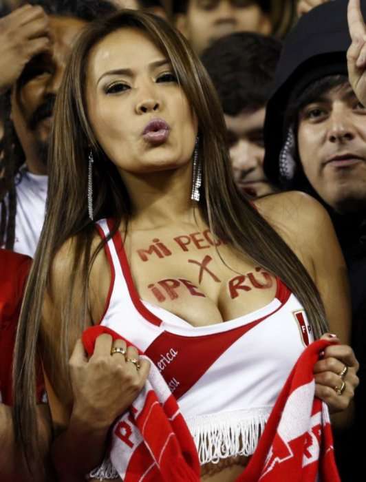 Перуанская футбольная фанатка за каждый забитый гол своей команды показывает грудь - фото 390153
