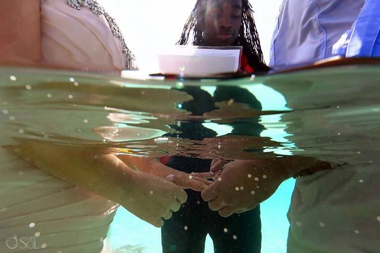 Влюбленные устроили свадьбу прямо в воде, и это действительно похоже на мультик 'Русалочка - фото 387092