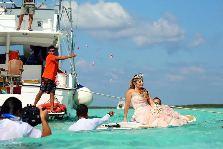 Влюбленные устроили свадьбу прямо в воде, и это действительно похоже на мультик 'Русалочка - фото 387091