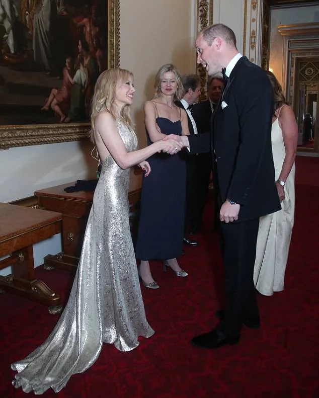 Кайли Миноуг потусила с принцем Уильямом в Букингемском дворце - фото 389257