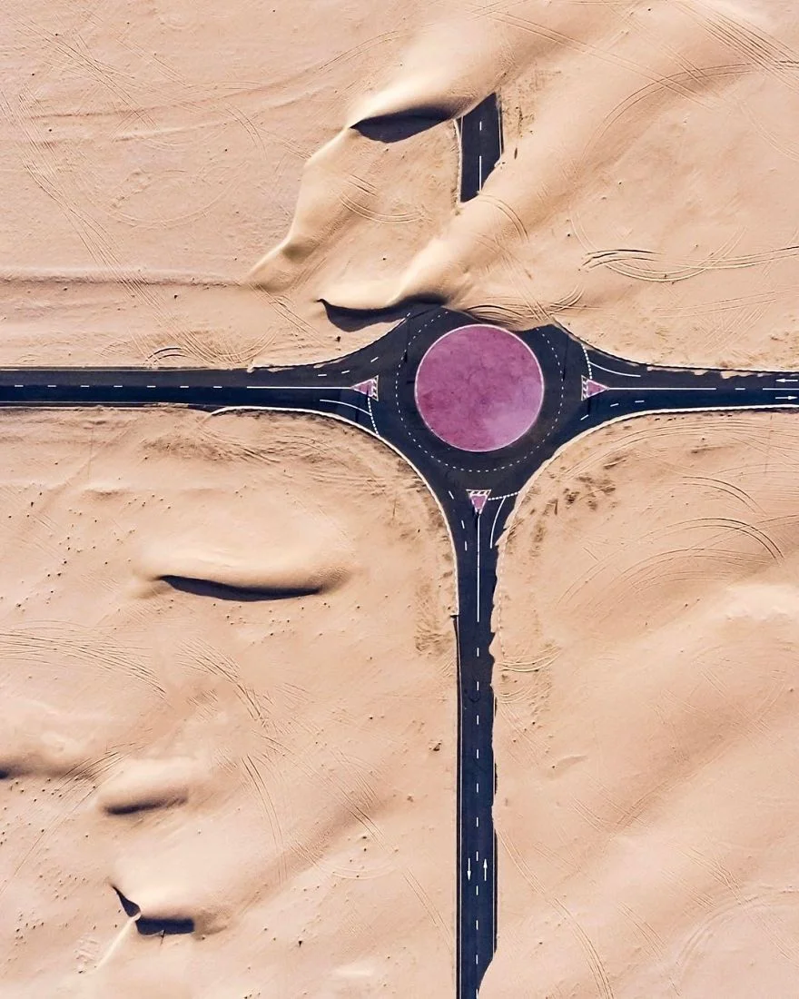 Уникальные фото Арабских Эмиратов с высоты показывают, как пустыня захватывает все вокруг - фото 388635