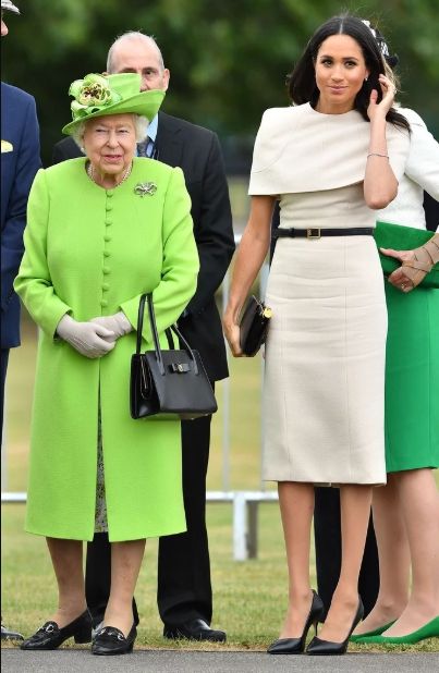 Меган Маркл впервые появилась на публике без мужа, однако вместе с королевой Елизаветой - фото 389172