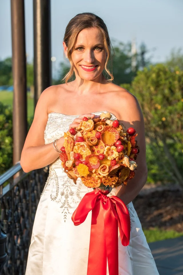 Невеста выбрала для свадьбы букет из пиццы, и такой диковинки еще никто не видел - фото 387863