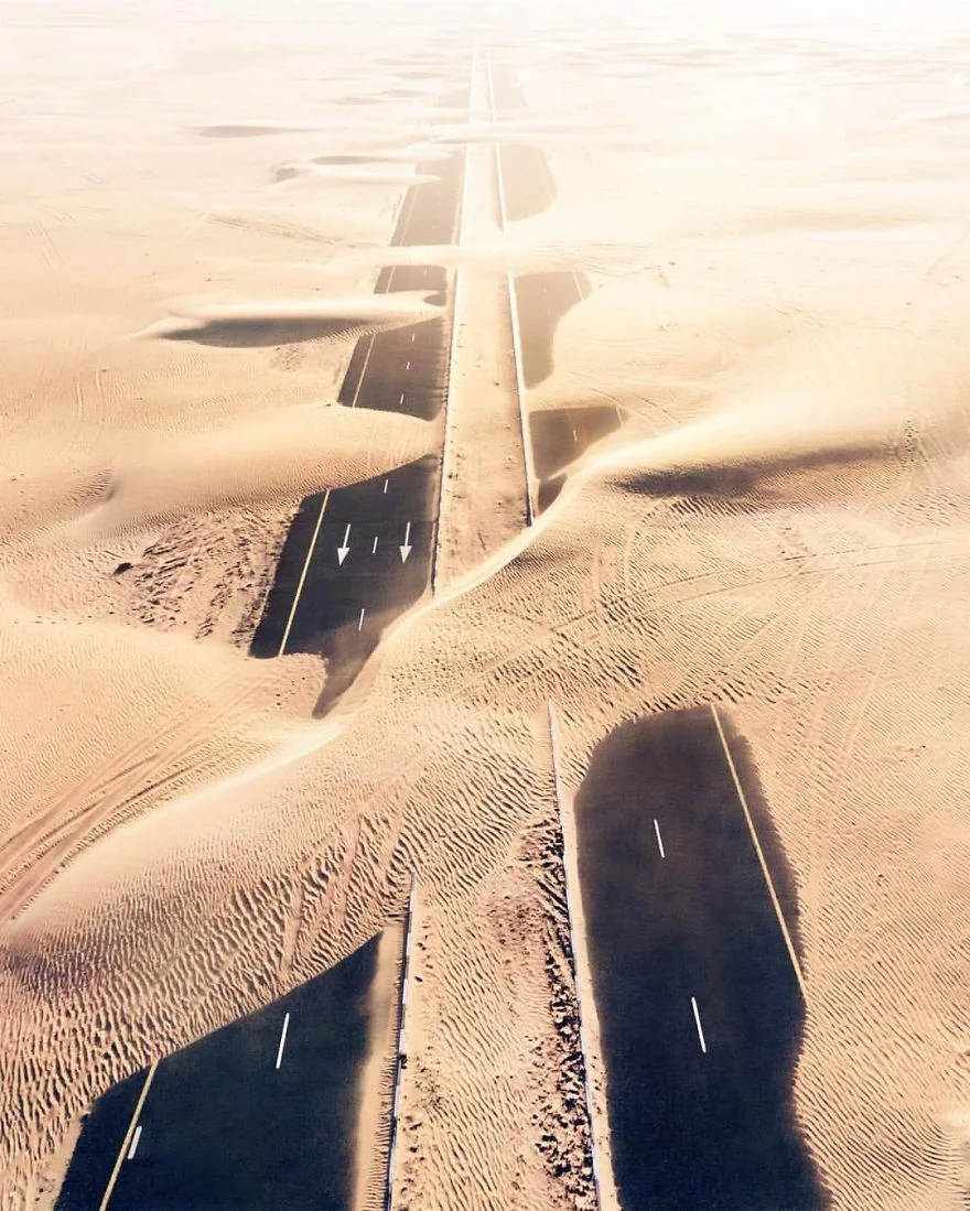 Уникальные фото Арабских Эмиратов с высоты показывают, как пустыня захватывает все вокруг - фото 388636