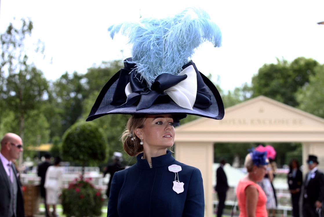 Royal Ascot 2018: впечатляющие и эпатажные шляпки на Королевских скачках - фото 390201