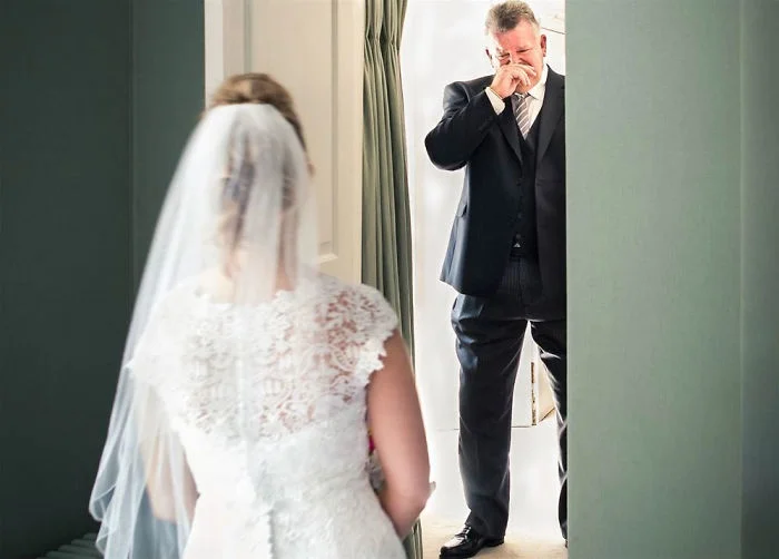 Как мило: эмоциональные фото, на которых отцы впервые видят дочерей в свадебных платьях - фото 390001