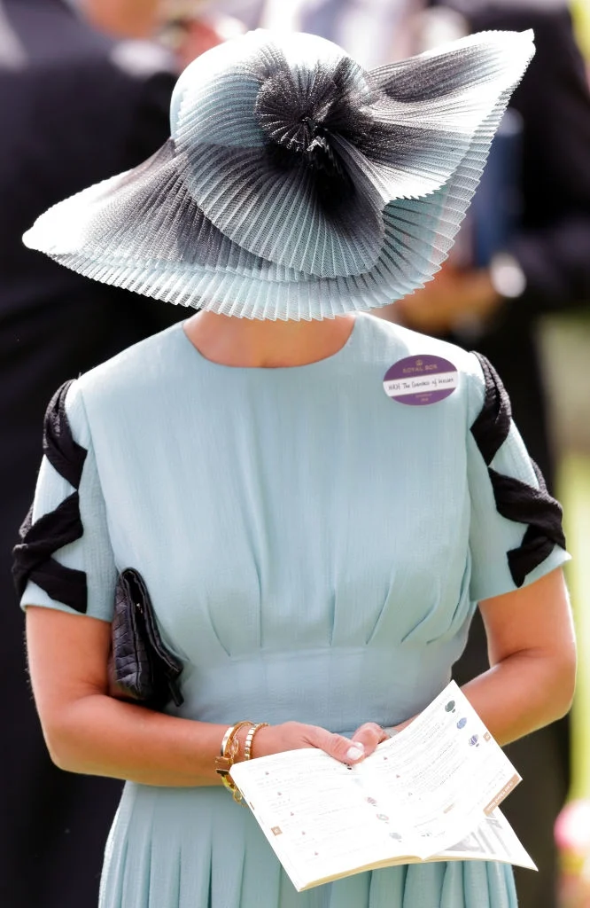 Royal Ascot 2018: впечатляющие и эпатажные шляпки на Королевских скачках - фото 390199