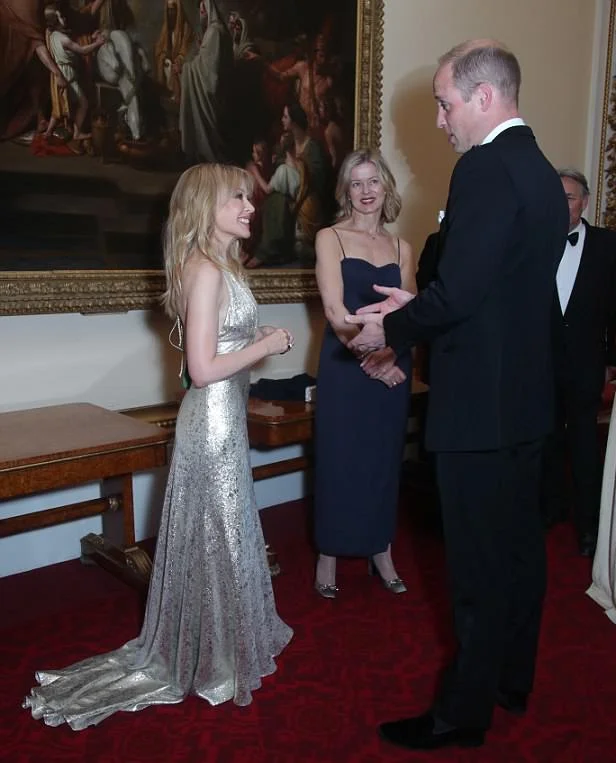 Кайли Миноуг потусила с принцем Уильямом в Букингемском дворце - фото 389255