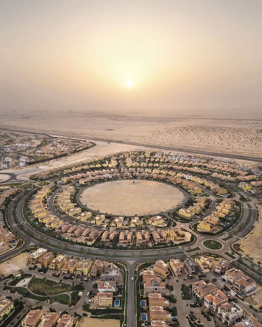 Уникальные фото Арабских Эмиратов с высоты показывают, как пустыня захватывает все вокруг - фото 388644