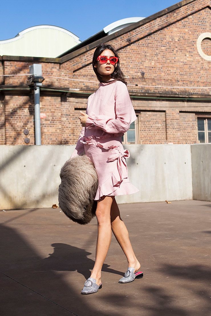 Street style-поради: з чим носити мюлі в цьому сезоні - фото 388058