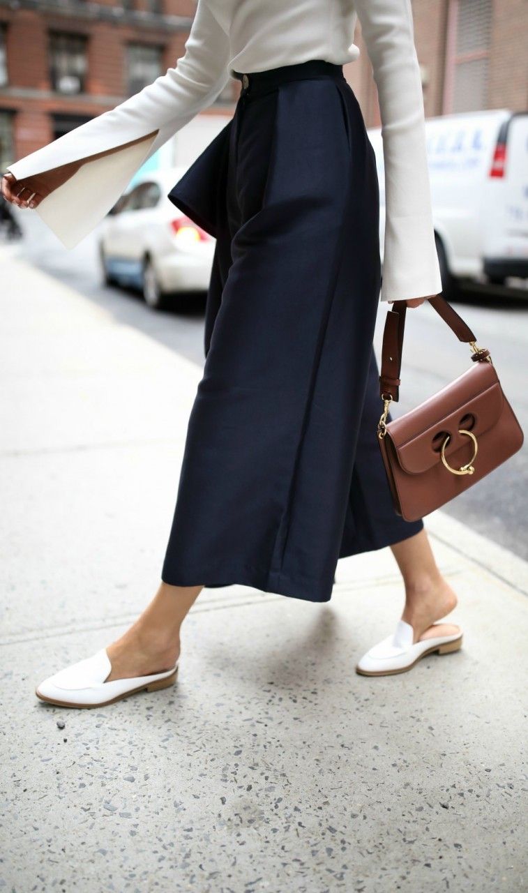 Street style-поради: з чим носити мюлі в цьому сезоні - фото 388066