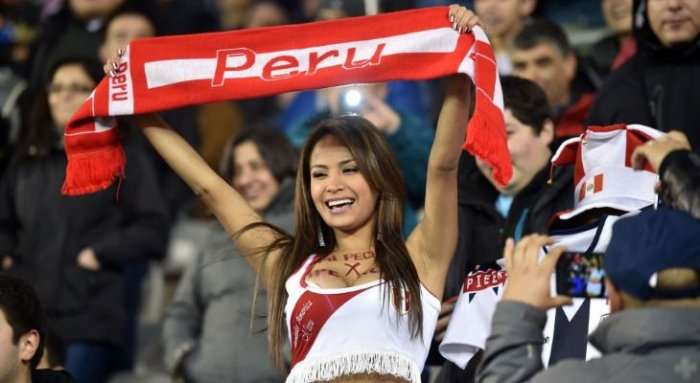 Перуанская футбольная фанатка за каждый забитый гол своей команды показывает грудь - фото 390154
