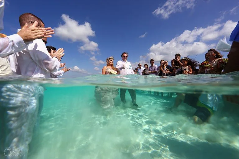Влюбленные устроили свадьбу прямо в воде, и это действительно похоже на мультик 'Русалочка - фото 387090