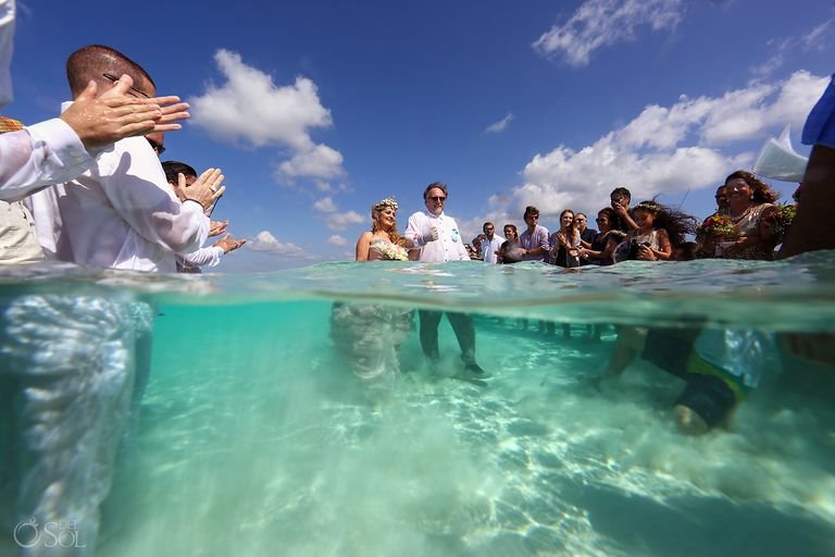 Закохані влаштували весілля прямо у воді, і це справді схоже на мультик 'Русалонька' - фото 387090