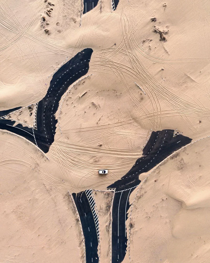 Уникальные фото Арабских Эмиратов с высоты показывают, как пустыня захватывает все вокруг - фото 388643