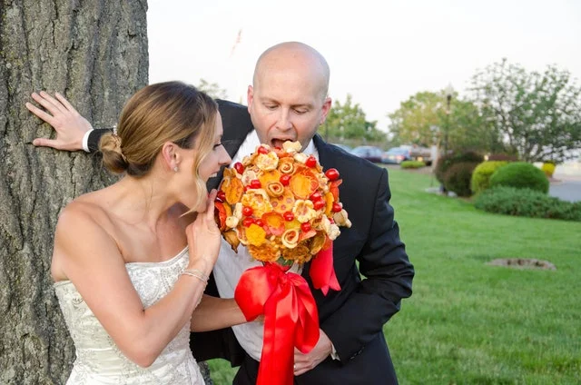 Невеста выбрала для свадьбы букет из пиццы, и такой диковинки еще никто не видел - фото 387865