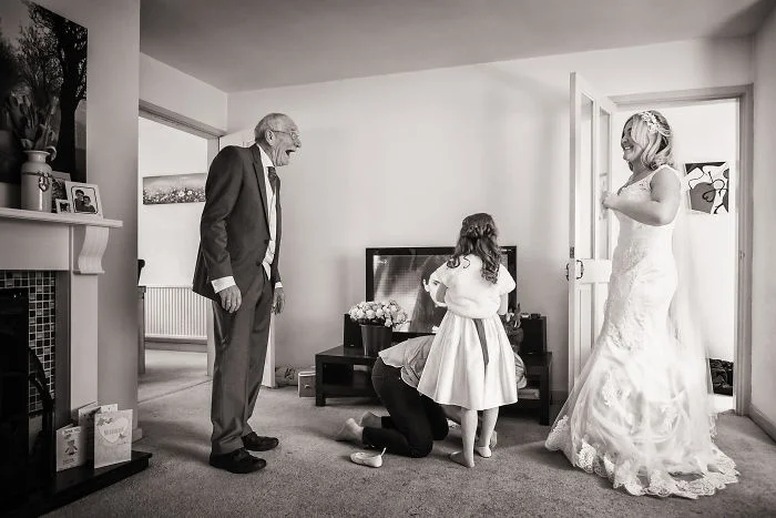 Как мило: эмоциональные фото, на которых отцы впервые видят дочерей в свадебных платьях - фото 390008