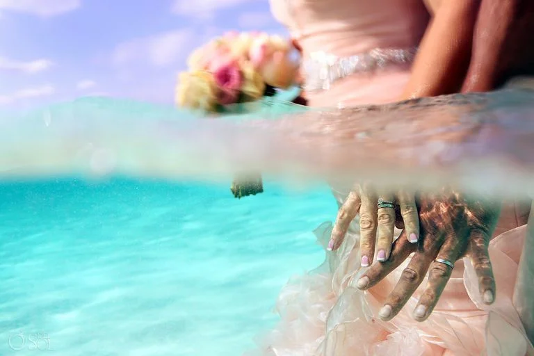 Влюбленные устроили свадьбу прямо в воде, и это действительно похоже на мультик 'Русалочка - фото 387087