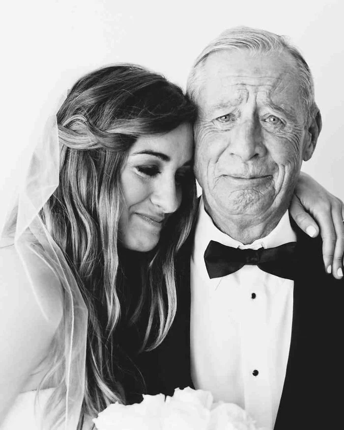 Как мило: эмоциональные фото, на которых отцы впервые видят дочерей в свадебных платьях - фото 389998