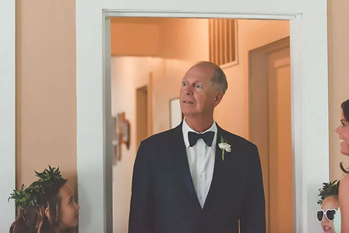 Как мило: эмоциональные фото, на которых отцы впервые видят дочерей в свадебных платьях - фото 390005