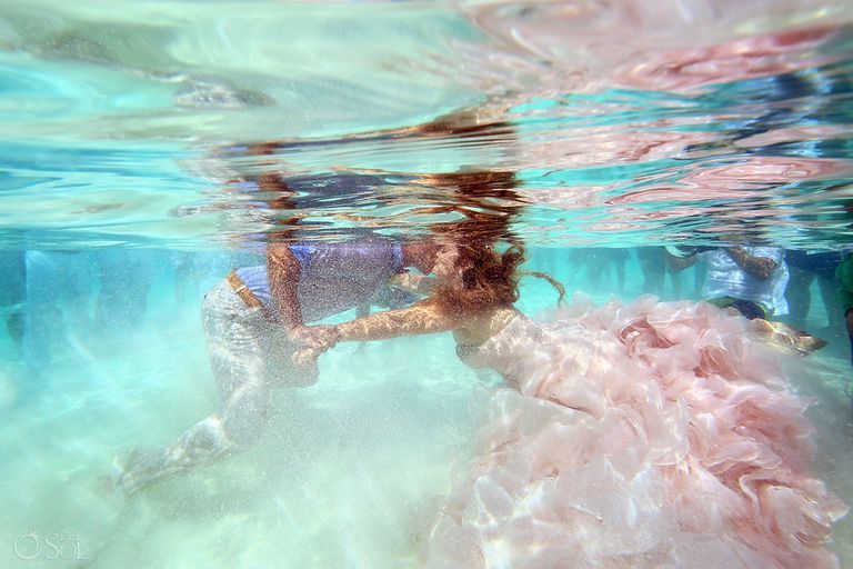 Влюбленные устроили свадьбу прямо в воде, и это действительно похоже на мультик 'Русалочка - фото 387097