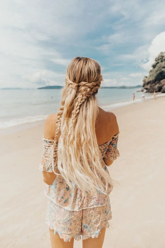 10 стильних зачісок для пляжного відпочинку - фото 392224