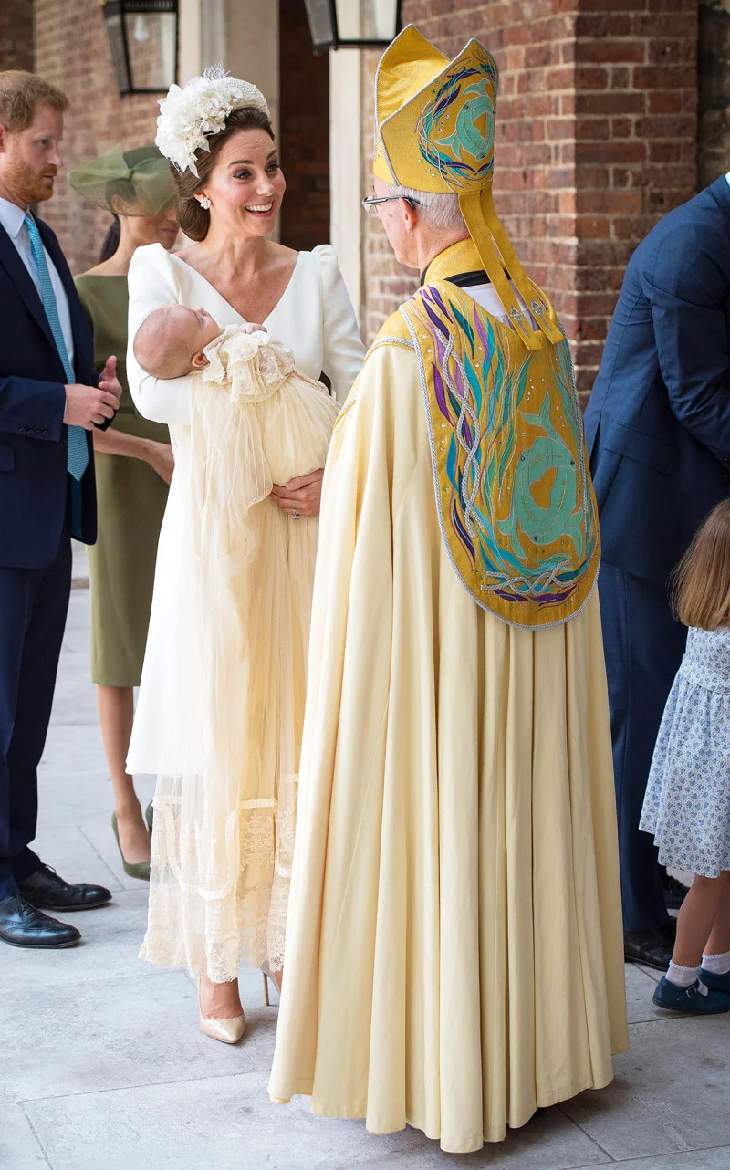 Крестины принца Луи: изысканные наряды Кейт Миддлтон, Меган Маркл и других гостей - фото 392637